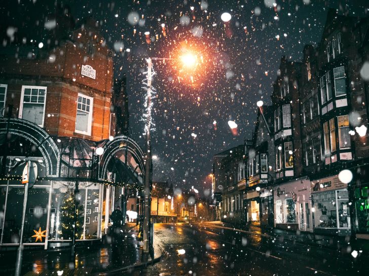 Sneeuw in de avond in een klein stadje